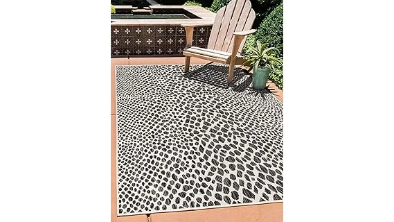 This image shows a stylish outdoor carpet on a wooden deck, ideal for the most popular outdoor carpet choices.